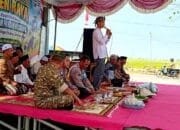 Wiwit Panen Kebalanpelang Lamongan, Babinsa Bantu Petani