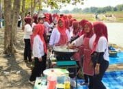 Serunya Ibu-Ibu Ngradin Bojonegoro Masak Nasi Goreng, 45 Kg Ludes Dinikmati Bersama
