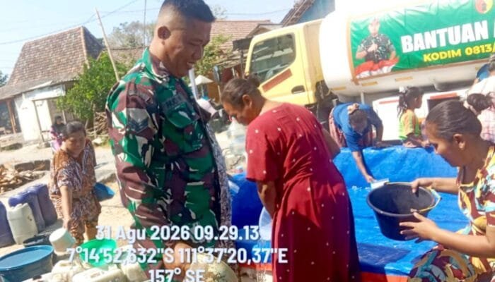 TNI Gerak Cepat, Warga Bojonegoro Dapat 8.000 Liter Air Bersih
