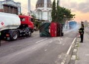 Detik-Detik Truk Oleng dan Terguling di Plosowayu Lamongan, Ini Penyebabnya