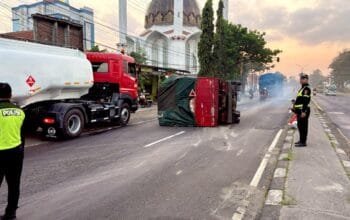 Detik-Detik Truk Oleng dan Terguling di Plosowayu Lamongan, Ini Penyebabnya