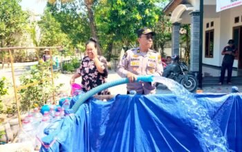 Kemarau Makin Terasa, Polres Bojonegoro Salurkan Air Bersih