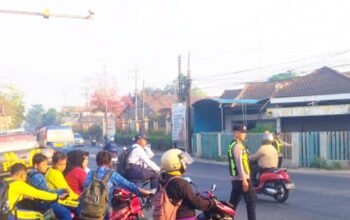 Siswa Berangkat Sekolah, Polisi Amankan Perempatan Proliman Kapas Bojonegoro