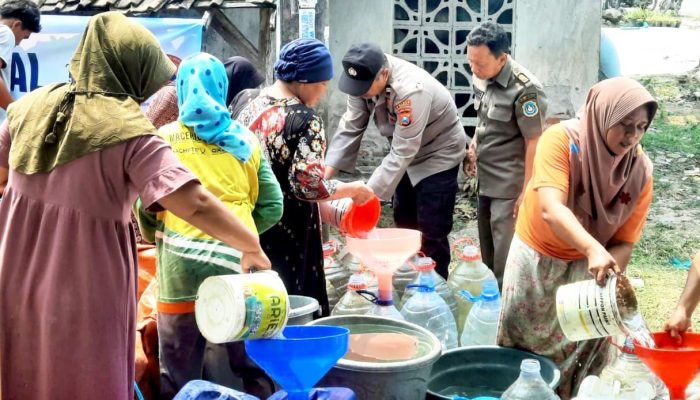 Kemarau Bikin Sumur Mengering, Tangki BPBD Diserbu Warga Kedung Kumpul Sarirejo Lamongan