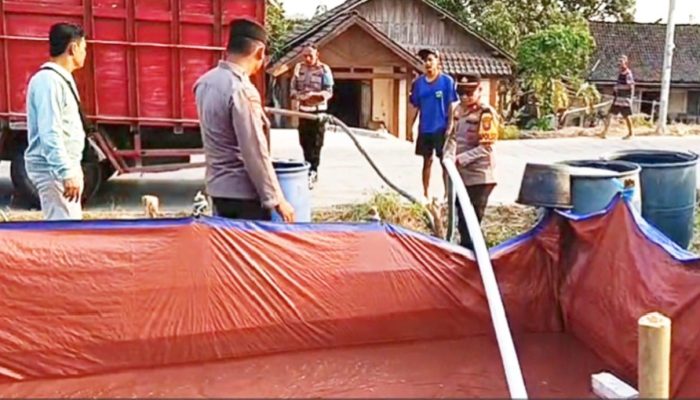 Enam Truk Tangki Datang, Warga Hargomulyo Bojonegoro Antri Air Bersih
