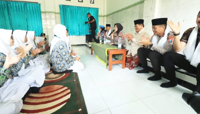 Sambangi Ponpes Al-Fatimah, Kapolres Bojonegoro Tekankan Disiplin dan Moral