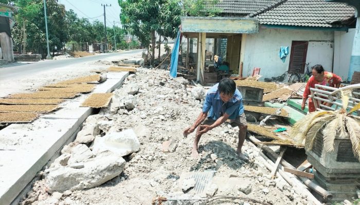 Pagar Dirobohkan, Warga Sidomukti Kepohbaru Bojonegoro Tagih Ganti Rugi Rp10 Juta