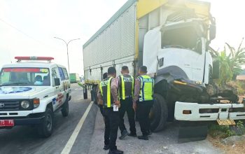 Kecelakaan Lamongan: Truk Tronton Tabrak Truk Parkir, 1 Orang Luka