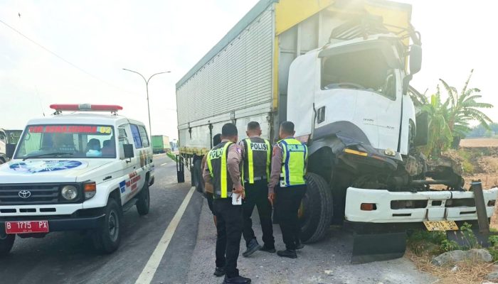 Kecelakaan Lamongan: Truk Tronton Tabrak Truk Parkir, 1 Orang Luka