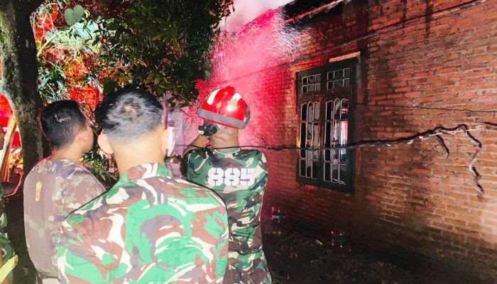 Aksi Cepat TNI dan Damkar Padamkan Kebakaran Rumah di Dander Bojonegoro