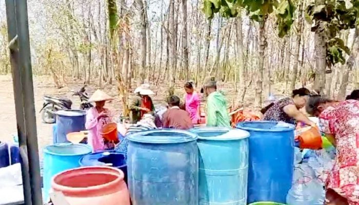 Peduli Kebutuhan Warga, Brigif TP 33 dan SMPN 5 Salurkan Air Bersih di Ngasem Bojonegoro
