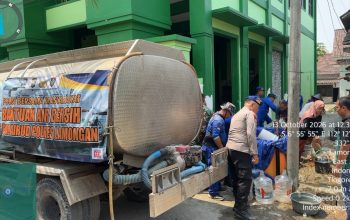 Polres Lamongan Bergerak, Lima Tangki Air Bersih untuk Warga Terdampak Kemarau