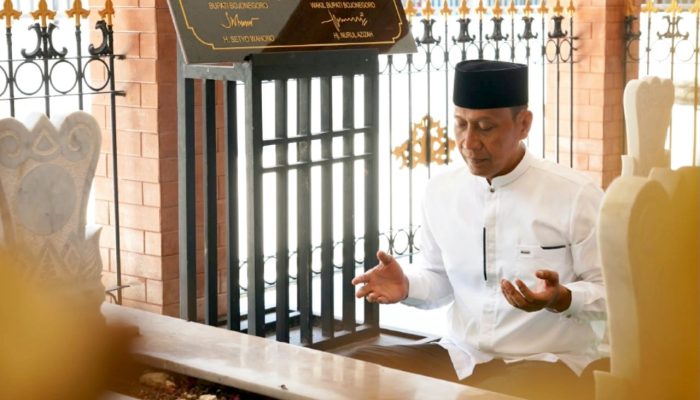 Bupati Bojonegoro Tabur Bunga di Makam Leluhur, Doakan Daerah Makin Sejahtera