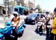 Jumat Berkah, Kasatresnarkoba Polres Bojonegoro AKP Harjo Bagikan Nasi Kotak ke Pengendara