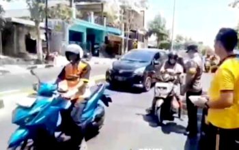 Jumat Berkah, Kasatresnarkoba Polres Bojonegoro AKP Harjo Bagikan Nasi Kotak ke Pengendara