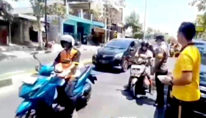 Jumat Berkah, Kasatresnarkoba Polres Bojonegoro AKP Harjo Bagikan Nasi Kotak ke Pengendara