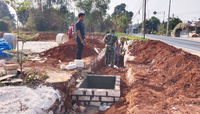 Serka Suzaki Bantu Warga Dagan Lamongan, Drainase Jadi Sasaran Kerja Bakti