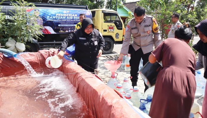 Bantu Warga Terdampak Kekeringan, Polres Bojonegoro Distribusikan Air Bersih