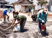 Babinsa Koramil Solokuro Lamongan dan Warga Bahu-Membahu Bangun Jalan KDKMP