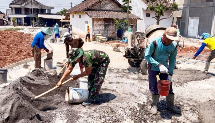 Babinsa Koramil Solokuro Lamongan dan Warga Bahu-Membahu Bangun Jalan KDKMP