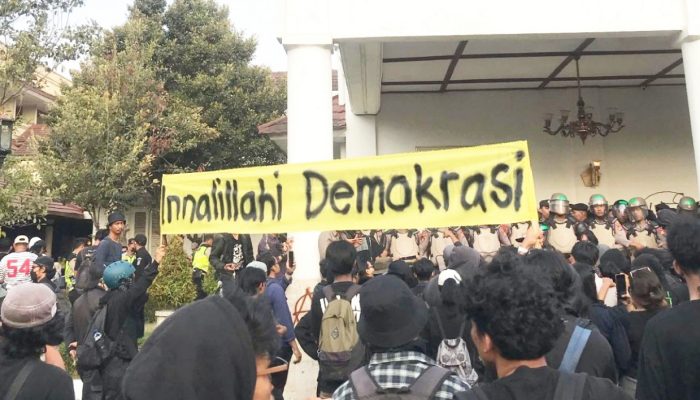 Dialog Buntu, Demo 2 Tahun Prabowo-Gibran di Yogyakarta Berakhir Ricuh