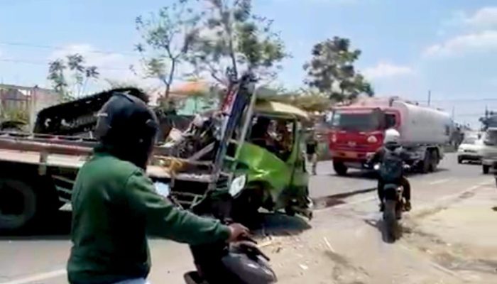 Truk Oleng di Margomulyo Balen Bojonegoro, Satu Pengemudi Dilarikan ke Puskesmas