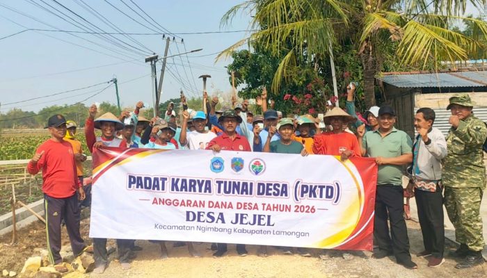 TNI dan Warga Kompak, Jalan Dusun Galeh Desa Jejel Lamongan Dibenahi